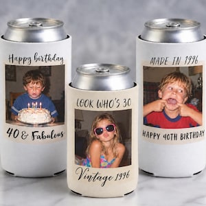 Könnte beinhalten: Drei weiße Dosenkühler aus Schaumstoff mit personalisierten Fotodrucken und Text. Der linke Kühler zeigt Happy birthday und 40 & Fabulous. Der mittlere Kühler zeigt LOOK WHO'S 30 und Vintage 1996. Der rechte Kühler zeigt MADE IN 1996 und HAPPY 40TH BIRTHDAY.