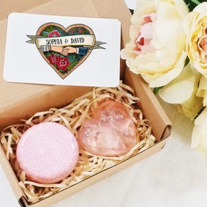 Caixa de presente personalizada para sabonete de banho, sabonete em formato de coração rosa e xampu com rosas, cartão para casamento, conjunto de sabonetes com cartão personalizado, adicione seus próprios nomes