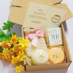 Handgemachte Geschenkseifen-Sets, Spa-Geburtstagsgeschenkset mit Karte, duftendes Selbstfürsorgegeschenk, gelbes Geburtstagsgeschenk, vegane Geschenkkörbe, Geschenke für sie