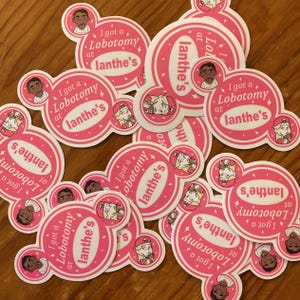 Puede incluir: Una colección de pegatinas rosas y blancas con un personaje de dibujos animados y el texto "I got a Lobotomy at Lanthe's".