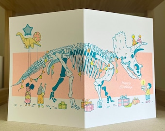 Tarjeta de cumpleaños de dinosaurio risográfica