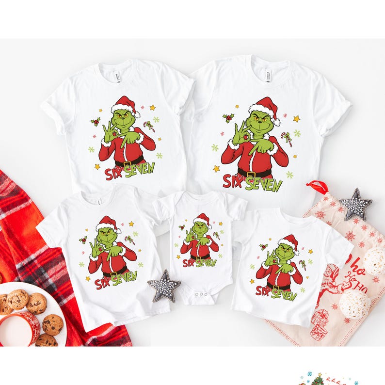 K&ouml;nnte beinhalten: Wei&szlig;e T-Shirts und ein Body mit einer gr&uuml;nen Cartoonfigur mit Weihnachtsm&uuml;tze und rotem Mantel. Der Text "Six Seven" ist unter der Figur aufgedruckt. Festliche Sterne und Zuckerstangen-Grafiken umgeben die Figur.