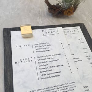 Tablero de menú con clip para billetes