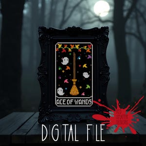 Könnte beinhalten: Ein gerahmtes Kreuzstichdesign mit einem Besen, Geistern und dem Text "ACE OF WANDS" auf schwarzem Hintergrund. Der Rahmen ist schwarz, und das Bild ist vor einem gruseligen Waldhintergrund platziert. Die Worte "DIGITAL FILE" stehen unten.