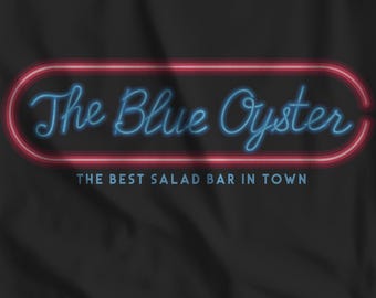 Koszulka z nadrukiem "The Blue Oyster Bar Police Academy" - miękka, płócienna koszulka z neonowym napisem Bella
