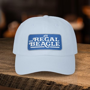 Boné Three's Company Regal Beagle Dad Cap, com logotipo bordado.