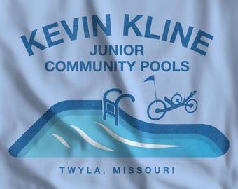 Koszulka z napisem „DTF St. Louis Kevin Kline Jr. Community Pools”
