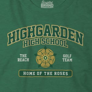 以下が含まれることがあります： ゴールドと白のデザインが施されたグリーンのTシャツ。「HIGHGARDEN HIGH SCHOOL」の文字がアーチ状に配置され、花のエンブレム、「THE REACH」、「GOLF TEAM」、「HOME OF THE ROSES」のフレーズがデザインされています。