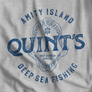 Maglietta da pesca d'altura di Jaws Quint - Bella, morbida, unisex, vintage, effetto consumato, con scritta "Amity Island Movie", maglietta regalo con squalo e barca da fan di Hooper Quint