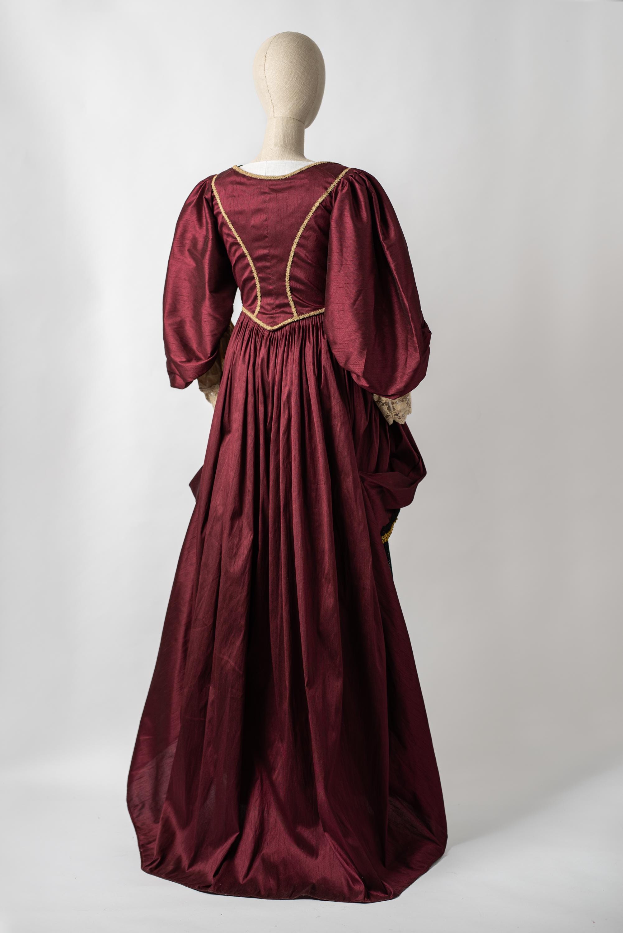 elizabeth swann red dress costume Elizabeth Swann's red dress | Pirates of the Caribbean Wiki