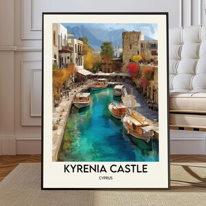 Op de afbeelding: Een ingelijste kunstdruk met een pittoreske haven met boten, gebouwen en een kasteel. Het water is helder turkoois, de gebouwen zijn wit en beige. De tekst "KYRENIA CASTLE CYPRUS" staat onderaan.