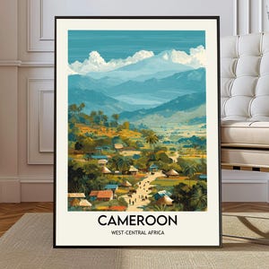 Pode incluir: Uma impressão artística emoldurada com uma paisagem vibrante dos Camarões, África Centro-Ocidental. A obra de arte retrata uma aldeia num vale com vegetação exuberante, palmeiras e montanhas distantes sob um céu azul. A palavra "CAMARÕES" está impressa na parte inferior.