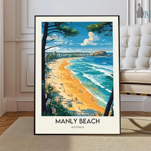Könnte beinhalten: Ein gerahmtes Poster mit einer farbenfrohen Illustration von Manly Beach in Australien. Das Poster zeigt eine Ansicht des Strandes von oben, mit den Ozeanwellen, die an der Küste brechen. Der Strand ist voll von Menschen, die die Sonne und den Sand genießen. Das Poster ist in Schwarz gerahmt und hat die Worte "Manly Beach" und "Australia" unten gedruckt.