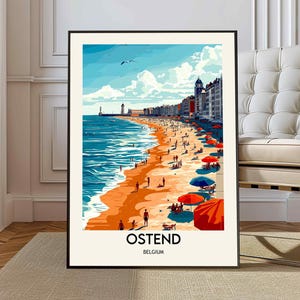 Może przedstawiać: Oprawiony wydruk przedstawiający tętniącą życiem scenę plażową w Ostendzie w Belgii. Grafika przedstawia piaszczystą plażę, błękitny ocean i kolorowe parasole. Tekst "OSTEND BELGIUM" znajduje się na dole.