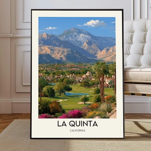 Könnte beinhalten: Gerahmter Kunstdruck von La Quinta, Kalifornien, mit einer malerischen Landschaft mit Bergen, Palmen und einem Golfplatz. Das Kunstwerk hat eine lebendige Farbpalette mit dem Text "LA QUINTA CALIFORNIA" am unteren Rand.