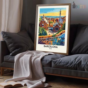 Puede incluir: Una ilustraci&oacute;n colorida del Parque G&uuml;ell en Barcelona, Espa&ntilde;a. La imagen presenta un paseo de mosaico, un edificio con una torre y una vista de la ciudad.