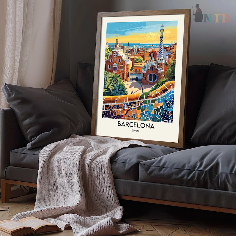 Puede incluir: Una ilustraci&oacute;n colorida del Parque G&uuml;ell en Barcelona, Espa&ntilde;a. La imagen presenta un paseo de mosaico, un edificio con una torre y una vista de la ciudad.