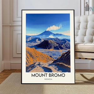 Puede incluir: Una impresión artística enmarcada que presenta un vibrante paisaje del Monte Bromo en Indonesia. La obra de arte muestra un cielo azul, picos volcánicos y un terreno texturizado naranja y azul. El texto "MOUNT BROMO INDONESIA" se muestra en la parte inferior.