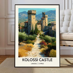 Pode incluir: Uma impressão emoldurada do Castelo de Kolossi no Chipre. A obra de arte retrata um castelo de pedra com várias torres, um caminho e vegetação circundante. O texto "KOLOSSI CASTLE LIMASSOL | CYPRUS" está na parte inferior.