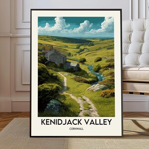 Pode incluir: Impressão artística emoldurada do Vale de Kenidjack, Cornualha. A pintura da paisagem retrata um vale verde com um riacho, edifícios de pedra e um caminho sinuoso. O céu é azul com nuvens brancas. O texto "KENIDJACK VALLEY" e "CORNWALL" está na parte inferior.