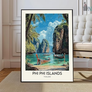 Może przedstawiać: Ramka z plakatem przedstawiającym malowniczy obraz wysp Phi Phi w Tajlandii. Plakat przedstawia turkusowy ocean z bujną zieloną roślinnością i górującymi wapiennymi klifami. W wodzie widać łodzie długoogonowe.