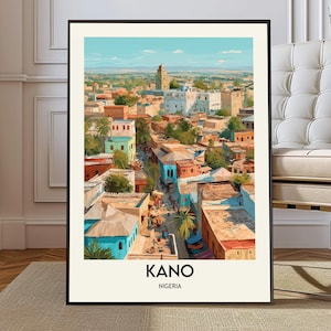 Könnte beinhalten: Ein gerahmter Kunstdruck von Kano, Nigeria, mit einer lebendigen Stadtlandschaft mit Gebäuden in Blau-, Orange- und Weißtönen. Das Kunstwerk zeigt eine geschäftige Straßenszene mit blauem Himmel und dem Text "KANO NIGERIA" unten.
