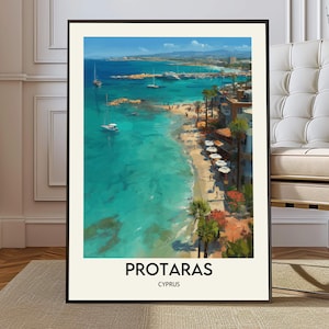 Puede incluir: Una impresión enmarcada que presenta una escena costera de Protaras, Chipre. La obra de arte representa un mar turquesa con barcos, una playa de arena, palmeras y edificios bajo un cielo azul. Las palabras "PROTARAS" y "CYPRUS" están impresas en la parte inferior.