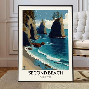 Könnte beinhalten: Ein gerahmter Kunstdruck mit einer Küstenlandschaft mit großen Felsformationen im Meer. Das Kunstwerk zeigt einen Strand mit Wellen, blauem Wasser und einem hellblauen Himmel. Der Text "SECOND BEACH WASHINGTON" befindet sich unten.