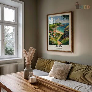 Pu&ograve; includere: Un poster vintage di viaggio che mostra una vista panoramica di una citt&agrave; costiera a Jersey, Isole del Canale. Il poster ha una combinazione di colori verde, blu e bianco e presenta una spiaggia, case e un sentiero che conduce alla cima di una collina.