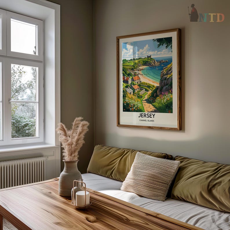 Pu&ograve; includere: Un poster vintage di viaggio che mostra una vista panoramica di una citt&agrave; costiera a Jersey, Isole del Canale. Il poster ha una combinazione di colori verde, blu e bianco e presenta una spiaggia, case e un sentiero che conduce alla cima di una collina.