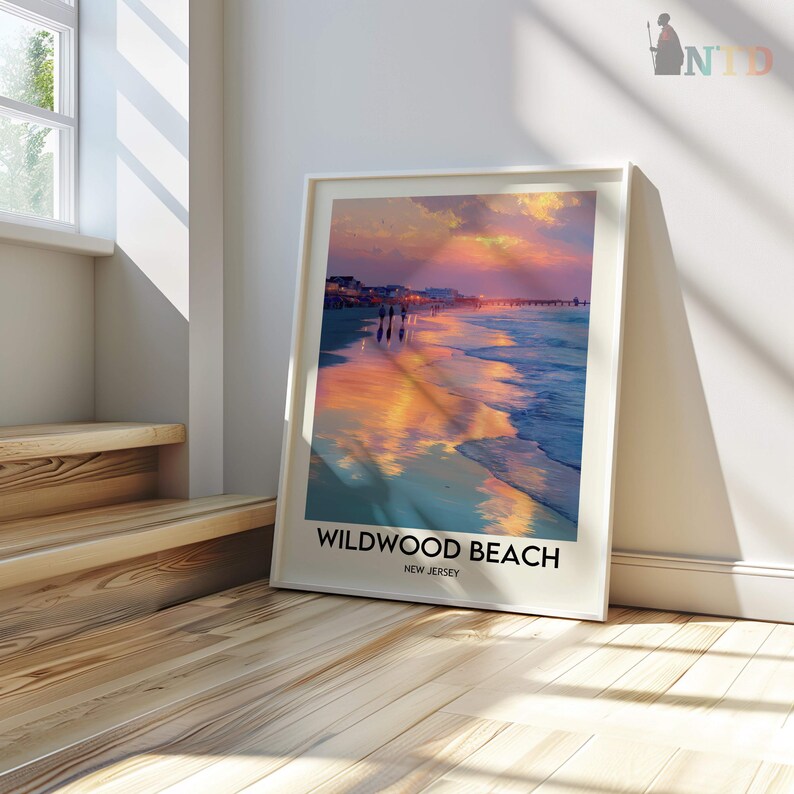K&ouml;nnte beinhalten: Gerahmter Kunstdruck von Wildwood Beach, New Jersey, mit einem Sonnenuntergang &uuml;ber dem Meer. Das Kunstwerk zeigt einen farbenfrohen Himmel, der sich im Wasser spiegelt, mit Silhouetten von Menschen am Strand und am Pier. Der Text "Wildwood Beach, New Jersey" ist unten.