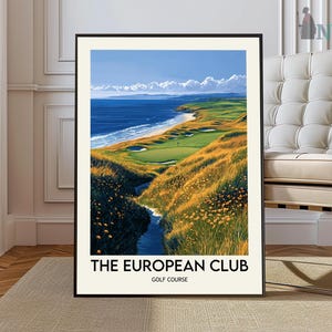 Puede incluir: Una impresión enmarcada de una escena de campo de golf. La obra de arte representa un campo de golf costero con una calle verde, el océano y un cielo azul. El texto "THE EUROPEAN CLUB GOLF COURSE" está en la parte inferior.