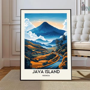 以下が含まれることがあります： 山脈と曲がりくねった道の青い緑のイラストが描かれたポスター。ポスターの下部に「JAVA ISLAND」と「INDONESIA」の文字があります。