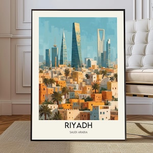 Op de afbeelding: Een ingelijste kunstdruk van Riyad, Saoedi-Arabië, met een stadsgezicht met moderne wolkenkrabbers en traditionele gebouwen. Het kunstwerk heeft een warm kleurenpalet met tinten oranje, beige en blauw. De tekst "RIYADH" en "SAUDI ARABIA" staan onderaan.