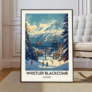 Könnte beinhalten: Ein gerahmter Kunstdruck des Whistler Blackcomb Ski Resorts. Das Kunstwerk zeigt eine verschneite Berglandschaft mit Skifahrern, Skiliften und immergrünen Bäumen. Der Himmel ist eine Mischung aus Blau und Gelb, und der Druck hat einen schwarzen Rahmen.