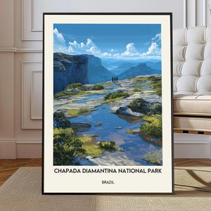 Puede incluir: Una impresión artística vertical enmarcada que presenta una ilustración paisajística del Parque Nacional Chapada Diamantina en Brasil. La imagen muestra terreno rocoso con pozas de agua, montañas azules distantes y un cielo brillante. El texto dice Chapada Diamantina National Park y Brazil.