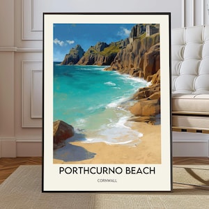 Pode incluir: Uma impressão emoldurada de Porthcurno Beach na Cornualha. A obra de arte retrata um oceano turquesa encontrando uma praia arenosa, com falésias e um céu azul ao fundo. O texto "Porthcurno Beach Cornwall" está na parte inferior.