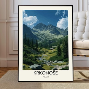 Puede incluir: Impresión artística enmarcada que presenta un paisaje de las montañas de Krkonoše en Polonia. La obra muestra un valle con un arroyo, exuberante vegetación verde y montañas bajo un cielo azul con nubes blancas. El texto "KRKONOŠE POLAND" está en la parte inferior.