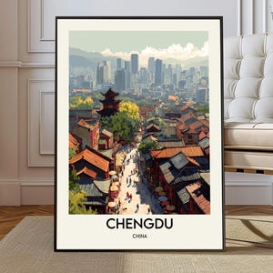 Puede incluir: Impresión artística enmarcada de Chengdu, China. La obra de arte representa un vibrante paisaje urbano con arquitectura tradicional china en primer plano y rascacielos modernos en segundo plano. La impresión tiene un marco negro y presenta el nombre de la ciudad en la parte inferior.