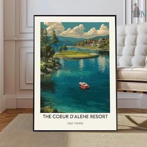 Puede incluir: Una impresión artística enmarcada que presenta una vista panorámica del campo de golf The Coeur d'Alene Resort. La obra de arte representa un lago con un barco rojo, un campo de golf y un edificio del resort bajo un cielo azul con nubes esponjosas. El texto "THE COEUR D'ALENE RESORT GOLF COURSE" está en la parte inferior.