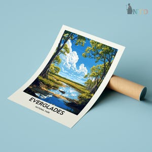 Op de afbeelding: Een vintage poster met een schilderachtig uitzicht op Everglades National Park. De poster toont een rustig waterweg omringd door weelderig groen en een helderblauwe lucht met pluizige witte wolken. De tekst "Everglades National Park" is in zwart gedrukt aan de onderkant van de poster.