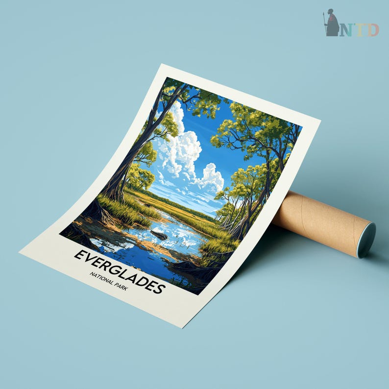 Op de afbeelding: Een vintage poster met een schilderachtig uitzicht op Everglades National Park. De poster toont een rustig waterweg omringd door weelderig groen en een helderblauwe lucht met pluizige witte wolken. De tekst "Everglades National Park" is in zwart gedrukt aan de onderkant van de poster.