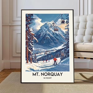 Pode incluir: Uma impressão artística emoldurada do Mt. Norquay Ski Resort. A obra de arte retrata uma cena de montanha nevada com esquiadores, um teleférico e o nome do resort em texto branco. A paleta de cores inclui azuis, brancos e laranjas.