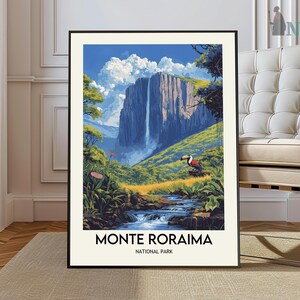 Può includere: Una stampa artistica incorniciata con un vivace paesaggio del Parco Nazionale del Monte Roraima. L'opera raffigura una cascata che scende da un'imponente scogliera, con una vegetazione lussureggiante e un tucano. Il testo "MONTE RORAIMA NATIONAL PARK" è in basso.