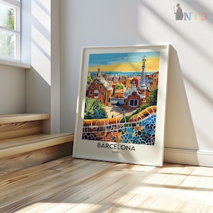 Puede incluir: Una ilustraci&oacute;n colorida del Parque G&uuml;ell en Barcelona, Espa&ntilde;a. La imagen presenta una pared de mosaico, una vista de la ciudad y el texto "Barcelona, Espa&ntilde;a".