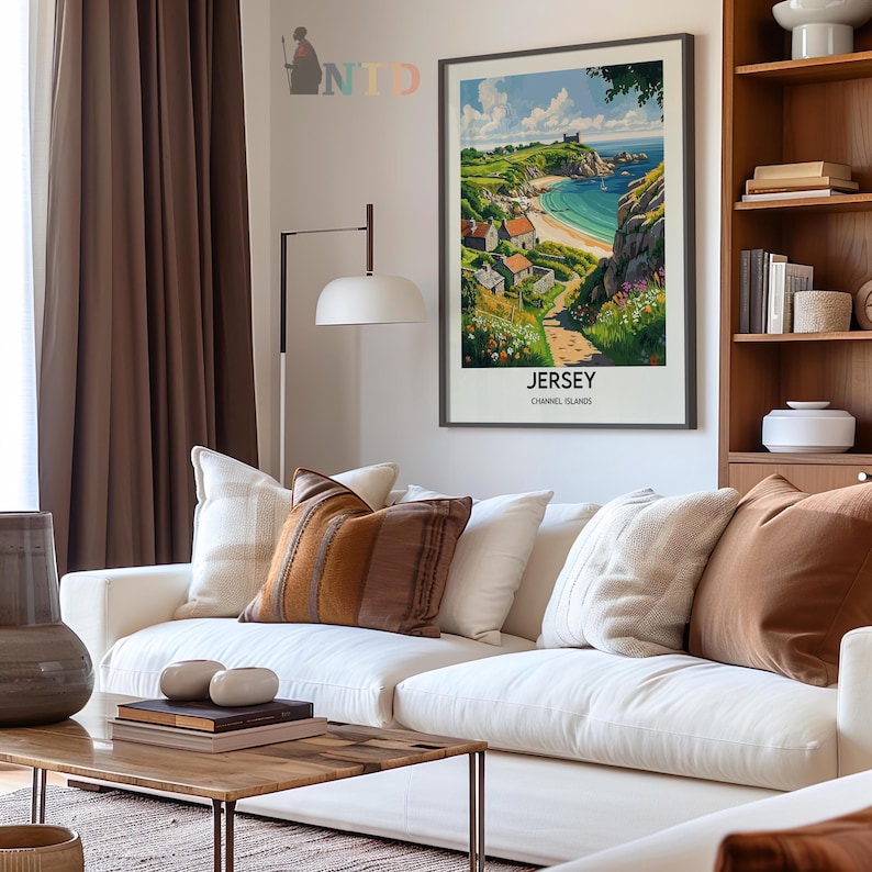 Pu&ograve; includere: Un poster vintage di viaggio che presenta una vista panoramica di una spiaggia a Jersey, Isole del Canale. Il poster ha una combinazione di colori blu, verde e marrone e presenta un sentiero che conduce a un piccolo villaggio.