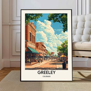 Könnte beinhalten: Eine Illustration im Vintage-Stil einer Straßenszene in Greeley, Colorado. Das Bild zeigt Backsteingebäude mit Ladenfronten, Bäumen und Menschen, die die Straße entlanggehen. Der Text "Greeley, Colorado" ist unten im Bild gedruckt.