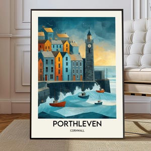 Pode incluir: Uma impressão artística emoldurada de Porthleven, Cornualha. A obra de arte retrata edifícios coloridos, um farol e barcos na água. Os edifícios são pintados em tons de azul, laranja e amarelo. O texto "Porthleven Cornwall" está na parte inferior.