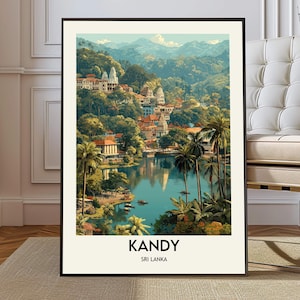 Puede incluir: Una impresión artística enmarcada que presenta una vista panorámica de Kandy, Sri Lanka. La imagen muestra un lago sereno rodeado de exuberante vegetación, palmeras y edificios con tejados blancos y naranjas. El texto "KANDY SRI LANKA" se muestra en la parte inferior.