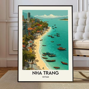 Op de afbeelding: Een ingelijste kunstafdruk van Nha Trang, Vietnam, met een kustlandschap met een zandstrand, turquoise water en talrijke boten. Gebouwen en palmbomen staan langs de kust onder een blauwe lucht. De tekst "NHA TRANG VIETNAM" staat onderaan.